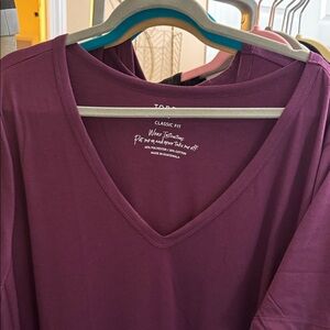Torrid Color Winetasting burgandy 6 X girlfriend v neck tee. NWOT